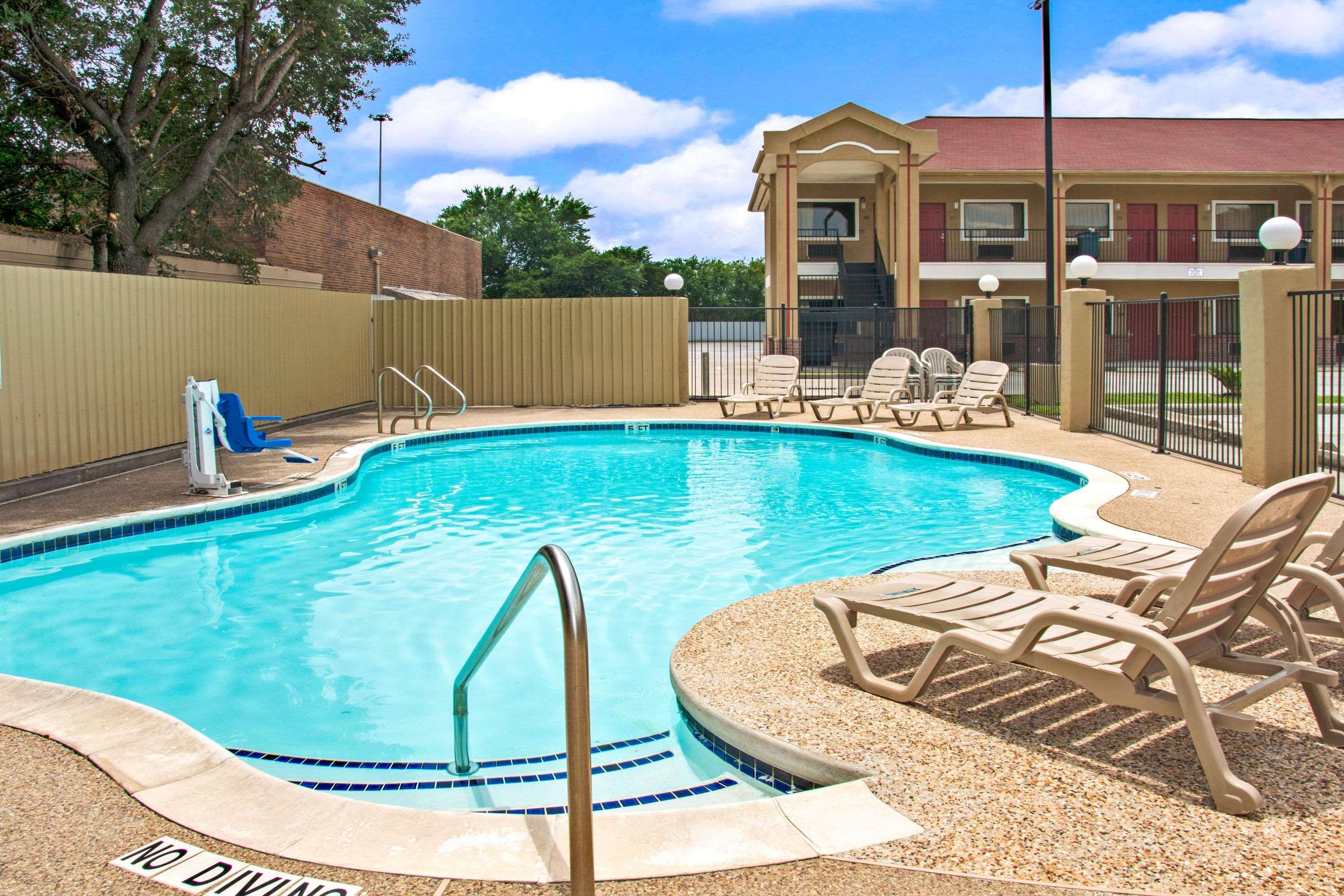Super 8 By Wyndham Houston/Brookhollow Nw Zewnętrze zdjęcie