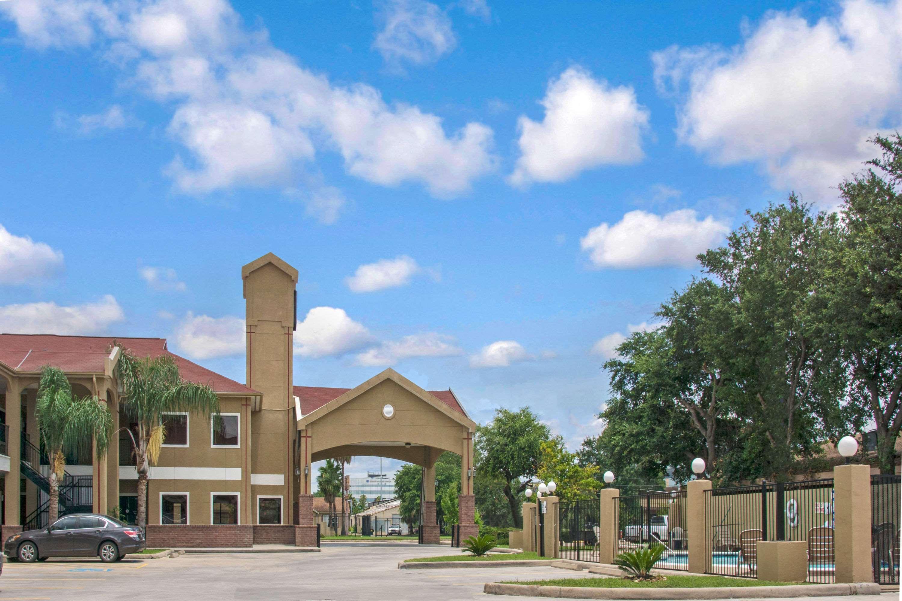 Super 8 By Wyndham Houston/Brookhollow Nw Zewnętrze zdjęcie